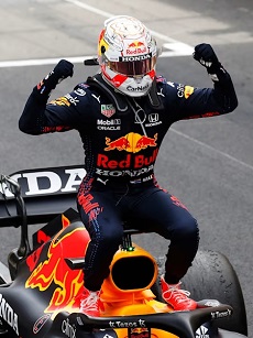 Max Verstappen em cima de seu carro comemorando sua vitoria