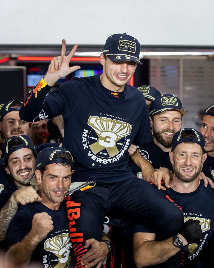 Max Verstappen comemorando