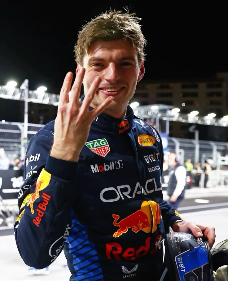 Max Verstappen comemorando o tetra