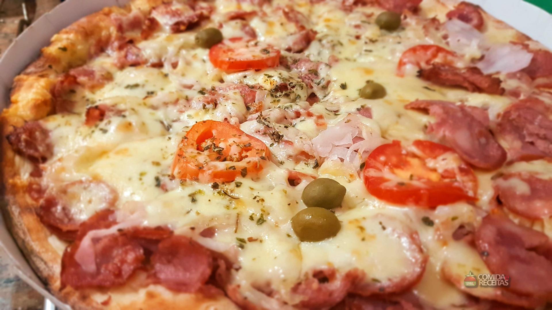 Pizza de calabresa, contém: queijo e calabresa. 