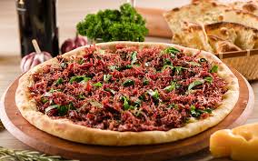 Pìzza de carne, contém: carne desfiada e queijo.