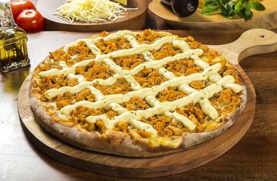 Pizza de frango com catupiry, contém: frango e catupiry.