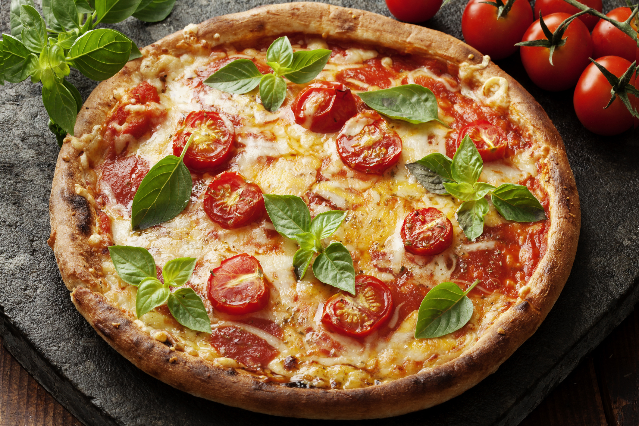 Pizza de Margherita, contém: molho de tomate, mozzarella e manjericão fresco.