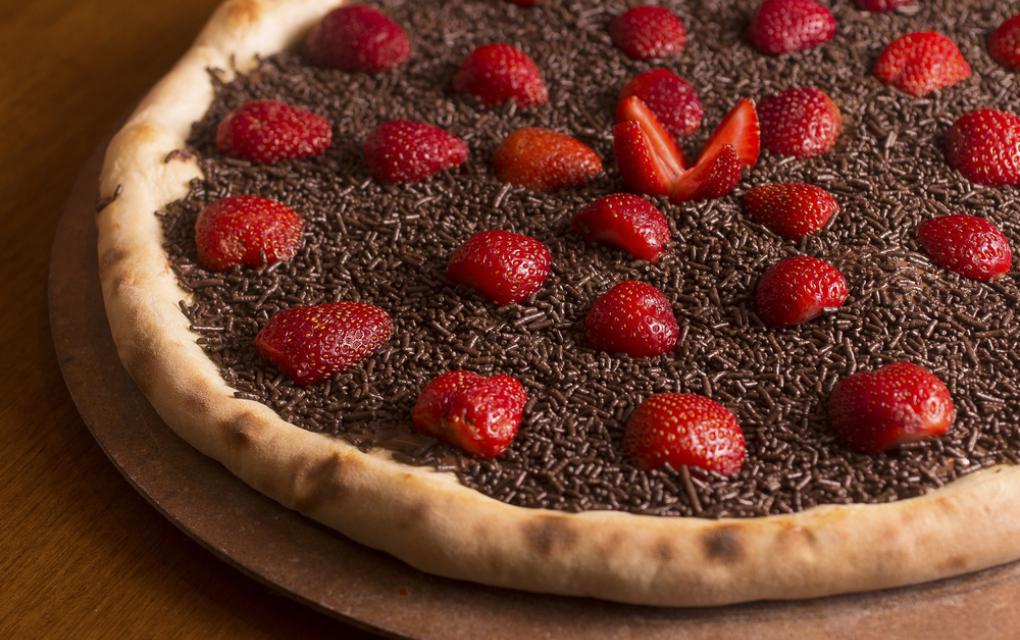 Pizza doce, contém: chocolate, granulado e morango.
